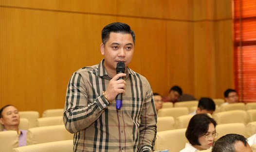 Ông Nguyễn Văn Du - chủ hộ kinh doanh karaoke 5 Sao phát biểu kiến nghị.  Ảnh: Phạm Đông