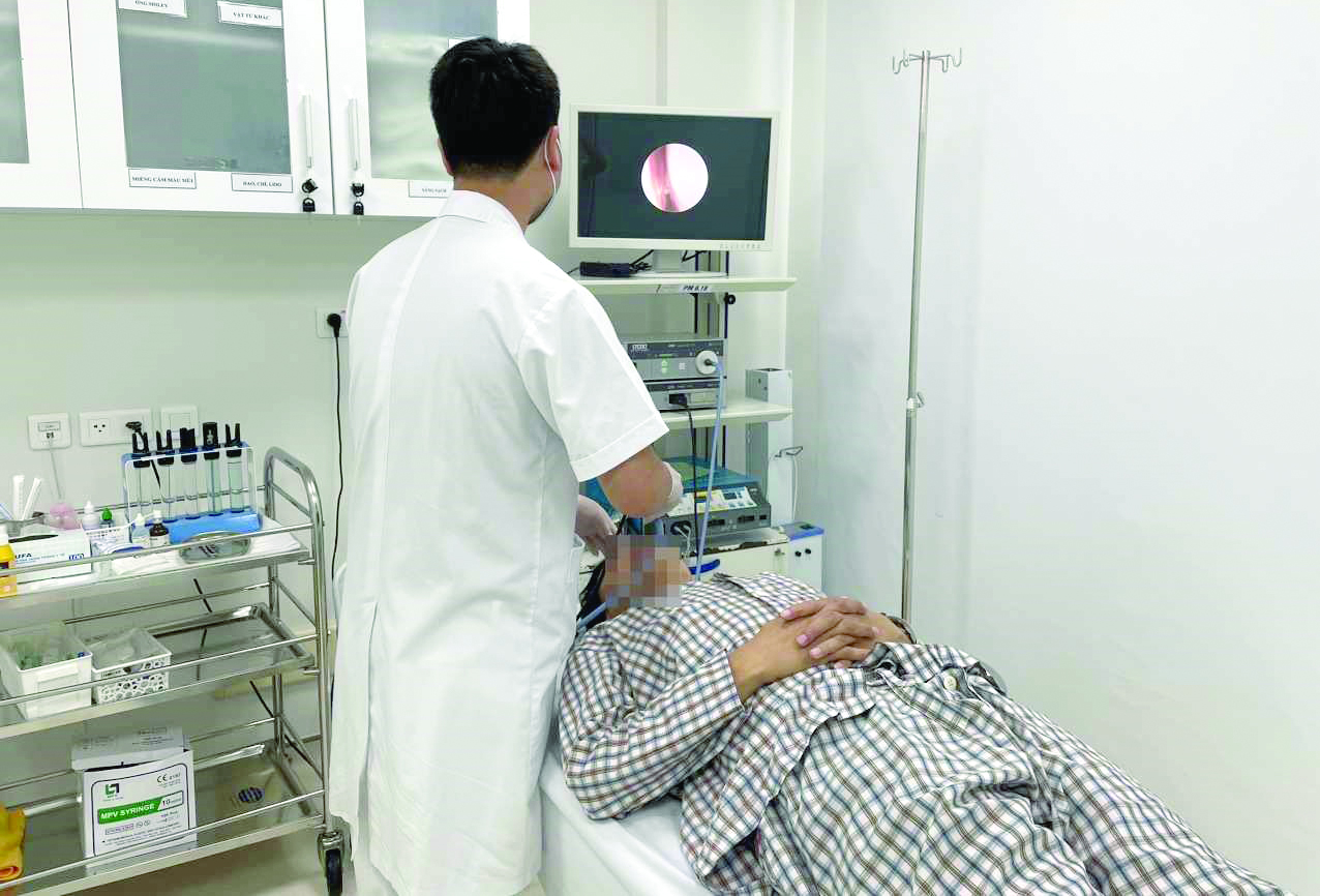 Bác sĩ thăm, khám cho bệnh nhân tại Bệnh viện Trung ương Quân đội 108. Ảnh: Phương Thảo