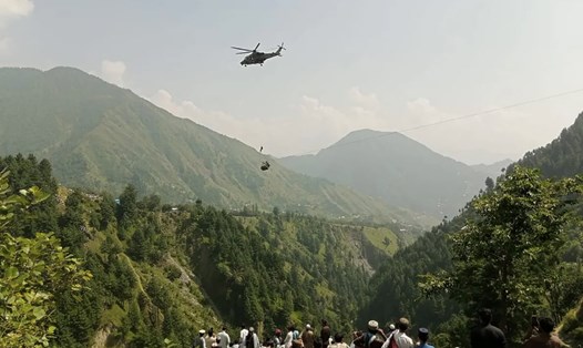 Trực thăng được huy động để giải cứu người mắc kẹt trên cáp treo ở Pakistan. Ảnh: AFP