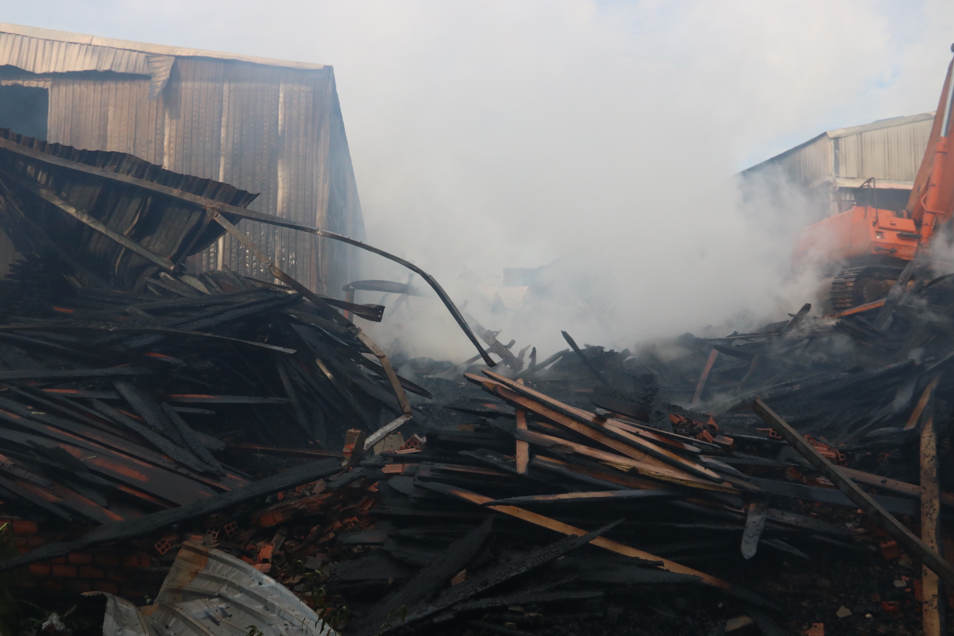 Cơ quan chức năng cho biết, nhà xưởng xảy ra hỏa hoạn có kết cấu khung thép, mái tôn, chất cháy chủ yếu là mút xốp, nhựa.