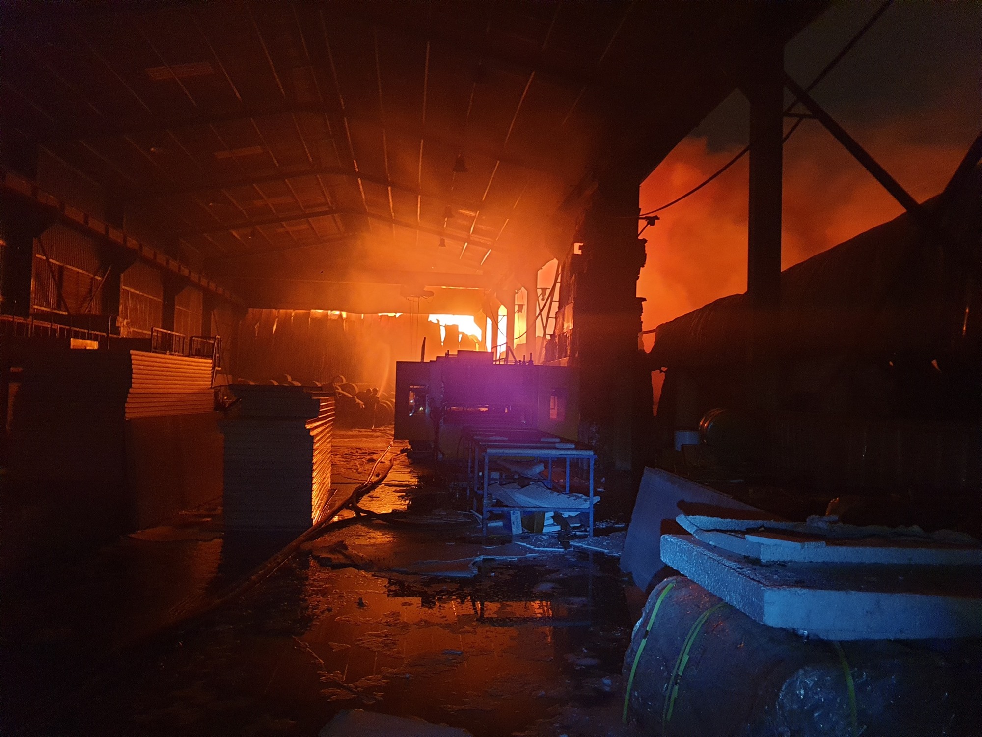  Vụ cháy bắt đầu từ một công ty lúc 17h20 cùng ngày, sau đó đã lan sang 2 cơ sở khác. 