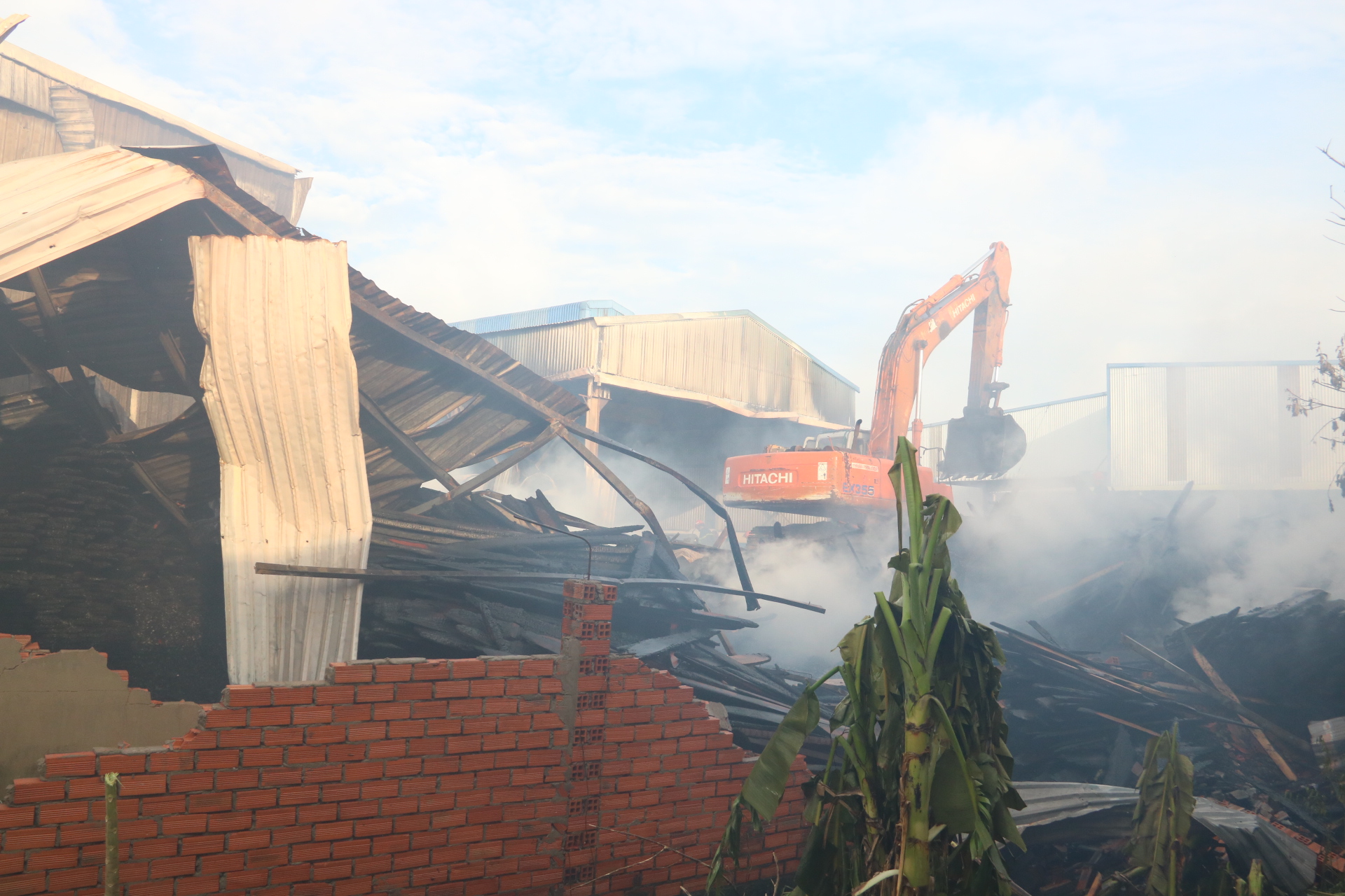 Ghi nhận đến 8h sáng 23.8, tại hiện trường nhà xưởng của công ty sản xuất ống nhựa bị đổ sụp, nhiều tài sản, vật liệu hàng hóa của các công ty bị thiêu cháy. 