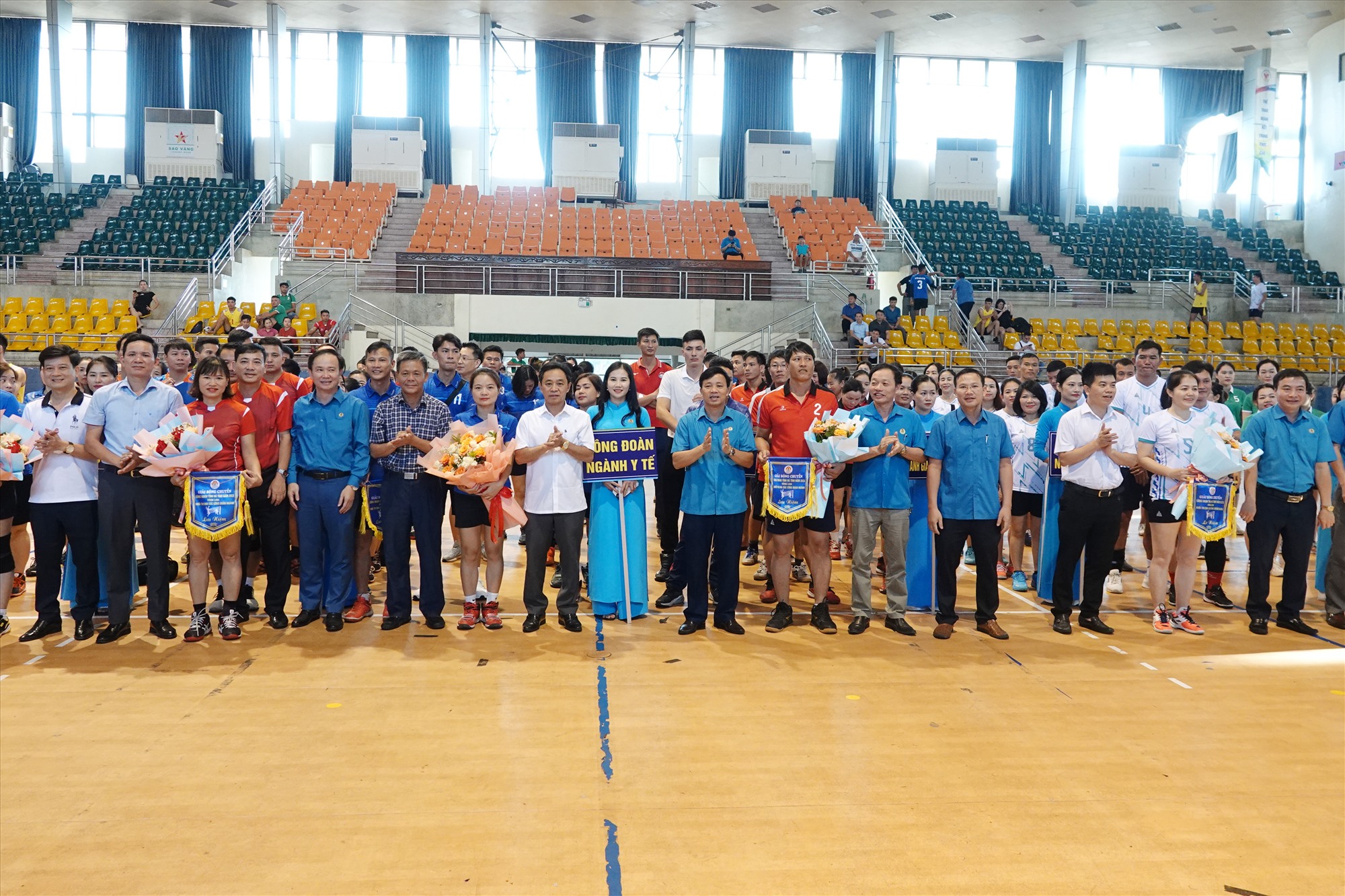 Tặng hoa cho các đội tham gia giải đấu. Ảnh: Trần Tuấn.