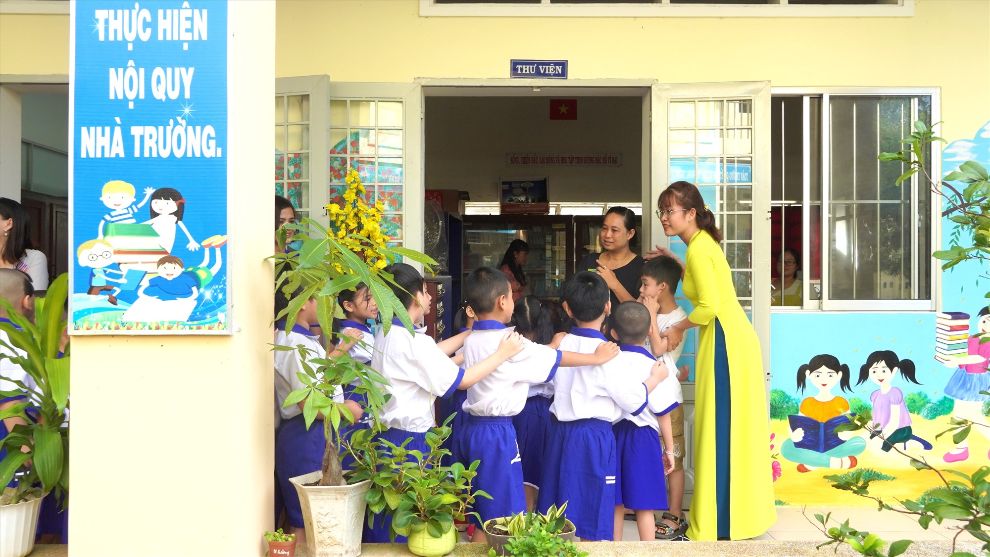 Cô Trần Minh Thư – Giáo viên Chủ nhiệm lớp 1A đưa học sinh đi tham quan trường. Ảnh: Tạ Quang