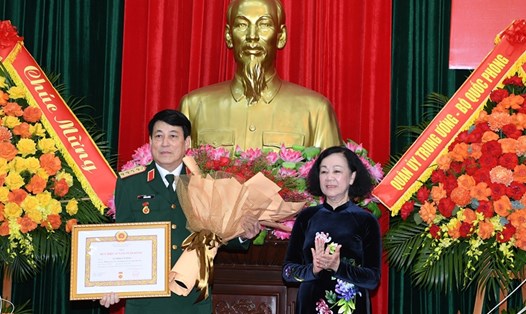 Thường trực Ban Bí thư, Trưởng Ban Tổ chức Trung ương Trương Thị Mai trao Huy hiệu 45 năm tuổi Đảng tặng Đại tướng Lương Cường. Ảnh: VTV
