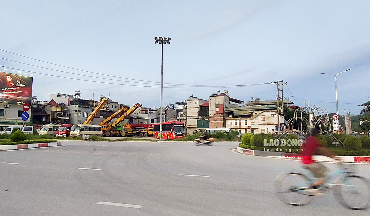 Khu đất bến xe khách cũ tỉnh Điện Biên nằm ngay góc ngã ba đường và Quốc lộ 12 kéo dài, cách Sân bay Điện Biên chỉ vài trăm mét. 