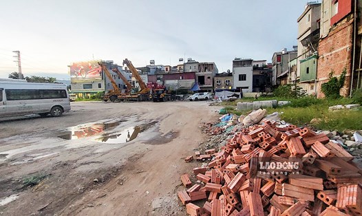 Khu đất vàng - bến xe khách Điện Biên cũ bị bỏ hoang giữa lòng thành phố. Ảnh: Văn Thành Chương