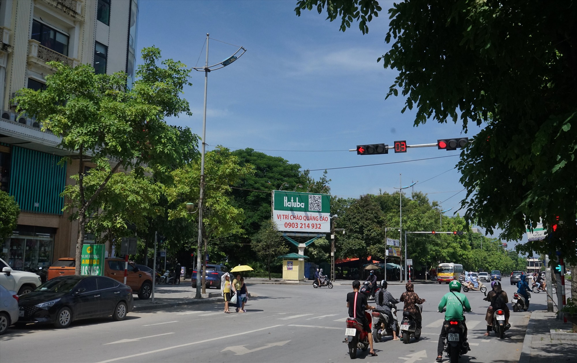 Ngay tại khu vực ngã tư đường Hạc Thành giao với đường Phan Chu Trinh (phường Điện Biên, TP.Thanh Hóa). Ảnh: Quách Du
