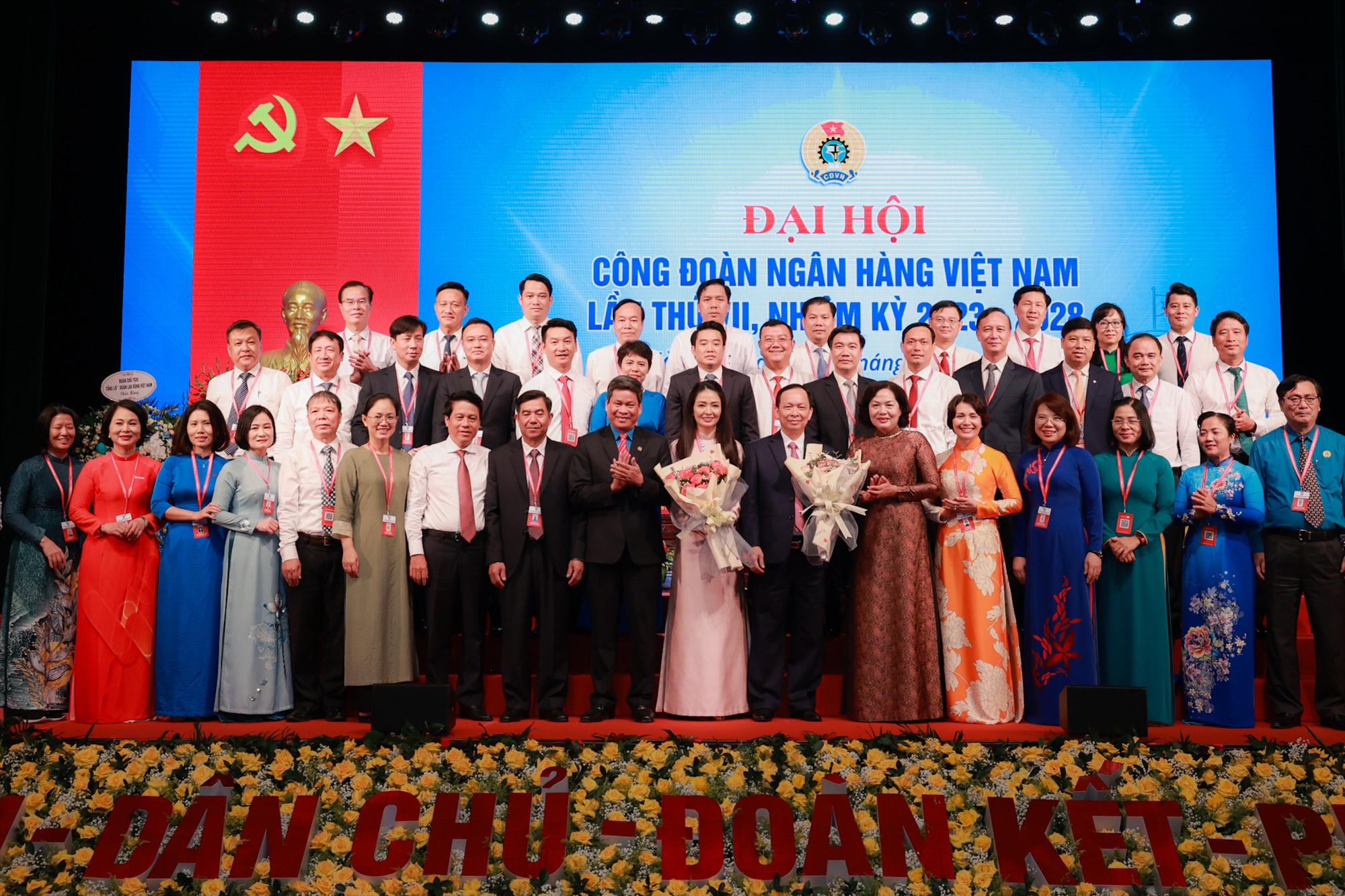 Lãnh đạo Ngân hàng Nhà nước và Tổng Liên đoàn Lao động Việt Nam tặng hoa, chúc mừng Ban chấp hành Công đoàn Ngân hàng Việt Nam khoá VII, nhiệm kỳ 2023 - 2028. Ảnh: Hải Nguyễn