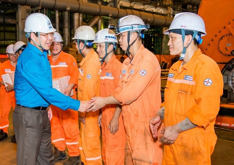Công đoàn Điện lực Việt Nam động viên người lao động làm việc tại công trường