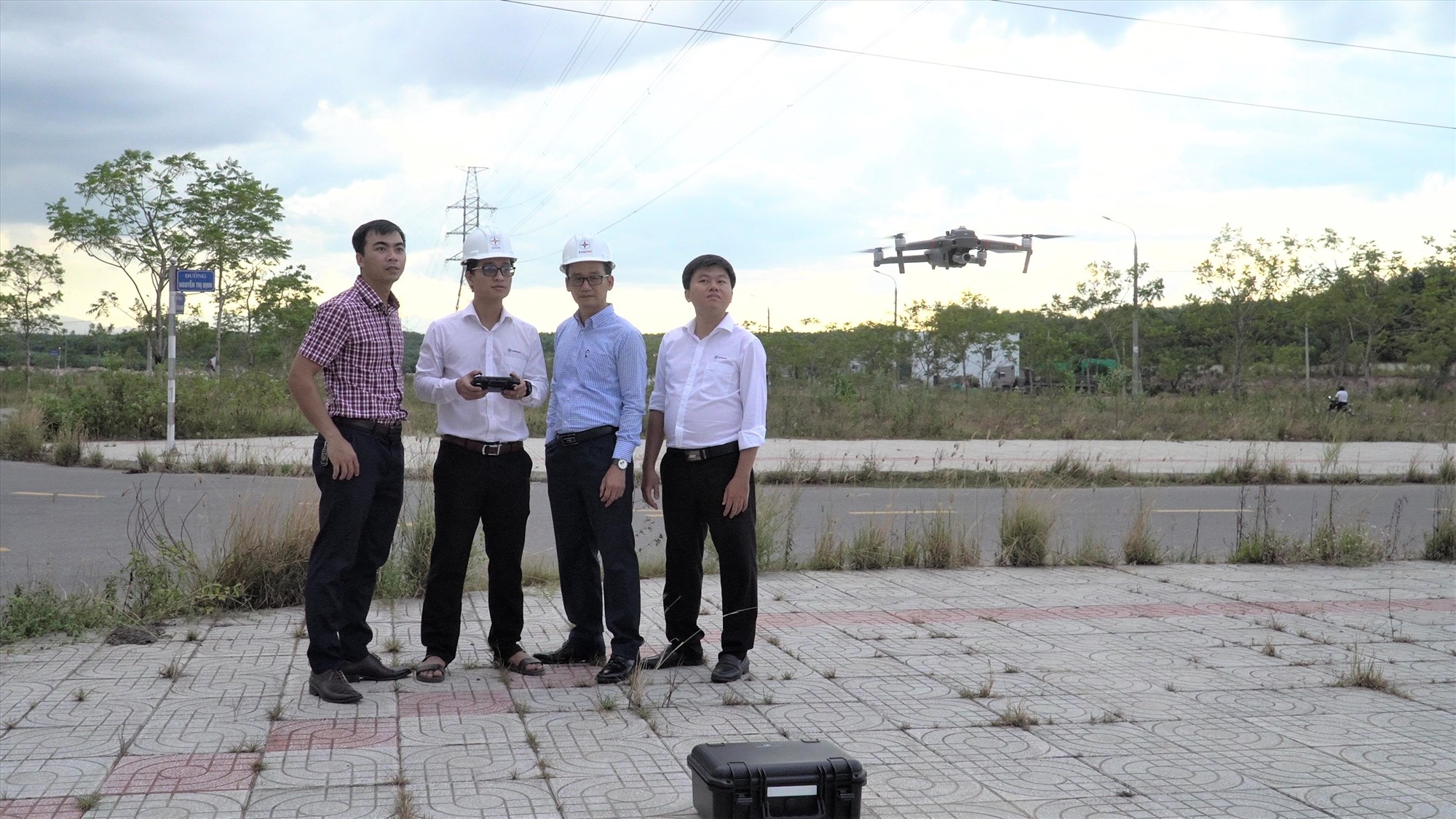 Sử dụng Drone/UAV để thu thập hình ảnh/video từ lưới điện. Ảnh: Minh Thành