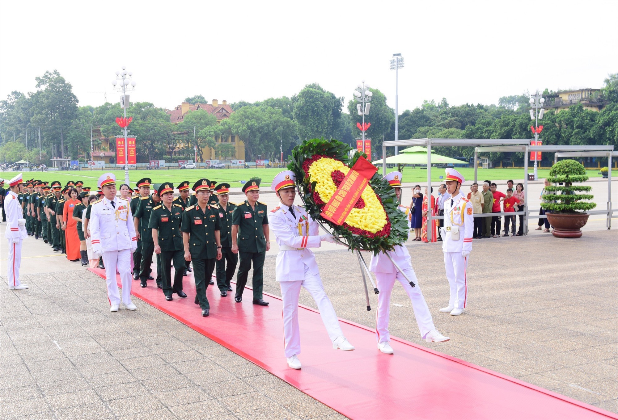Đoàn dâng hoa, vào Lăng viếng Chủ tịch Hồ Chí Minh. Ảnh: Công đoàn Bộ tư lệnh 