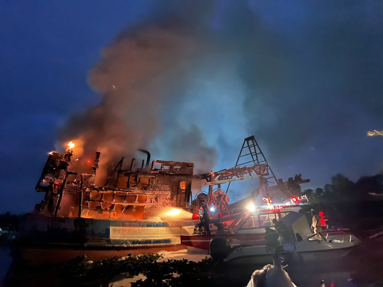 Hiện trường vụ cháy tàu cá. Ảnh: Người dân cung cấp