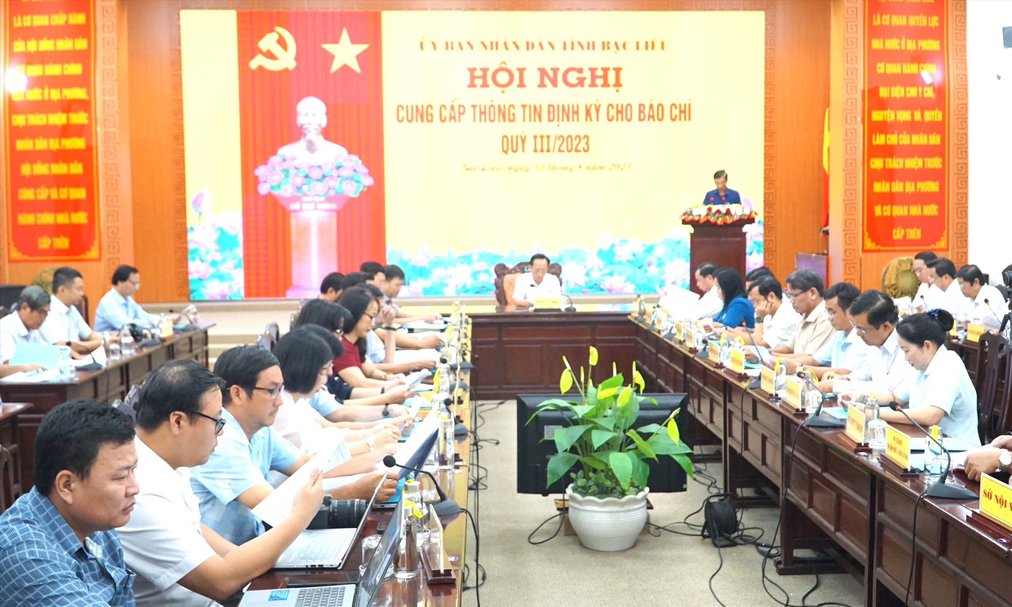 Chủ tịch UBND tỉnh Bạc Liêu Phạm Văn Thiều chủ trì buổi họp báo cung cấp thông tin cho báo chí. Ảnh: Nhật Hồ