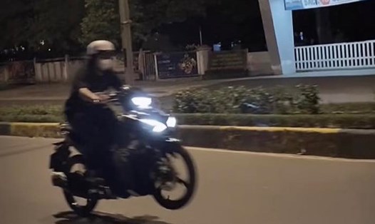 Từ hình ảnh ghi ảnh thiếu nữ bốc đầu xe môtô xuất hiện trên mạng xã hội, cơ quan công an vào cuộc xác minh. Ảnh cắt từ video.