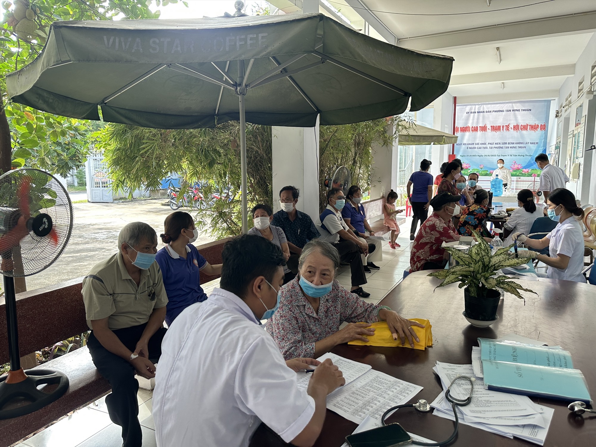 Từ sáng sớm, khoảng hơn 100 người từ 60 tuổi trở lên tại phường Tân Hưng Thuận, Quận 12, TP Hồ Chí Minh đã đến Trạm Y tế phường để khám sức khoẻ miễn phí.