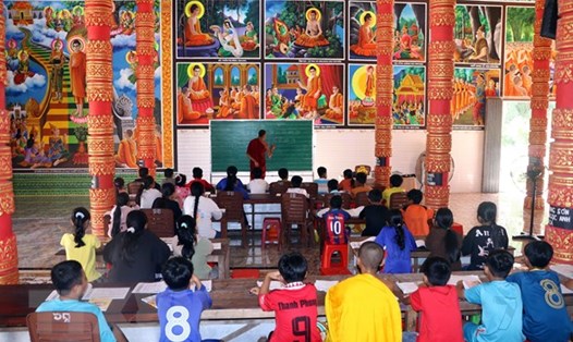 Một lớp học chữ Khmer tại Chùa Ô Chum (thị xã Ngã Năm), tỉnh Sóc Trăng. Ảnh: TTXVN
