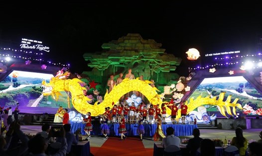 Mô hình đèn lồng thể hiện sự sáng tạo của các nghệ nhân Tuyên Quang tại Đêm hội Thành Tuyên năm 2022. Ảnh: TTXVN