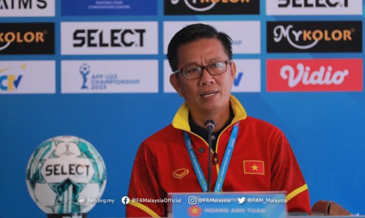 Huấn luyện viên Hoàng Anh Tuấn tham dự họp báo trước trận bán kết. Ảnh: FAM
