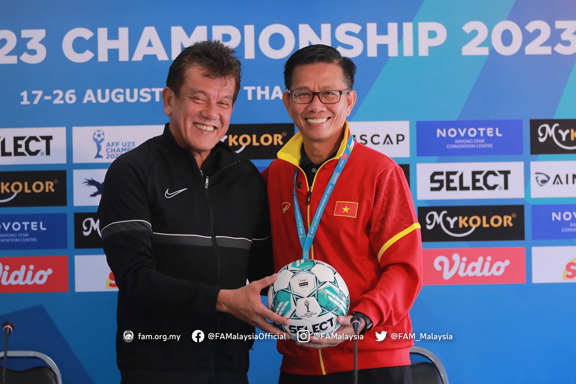 Huấn luyện viên trưởng U23 Malaysia vui vẻ chụp ảnh cùng huấn luyện viên Hoàng Anh Tuấn. Ảnh: FAM