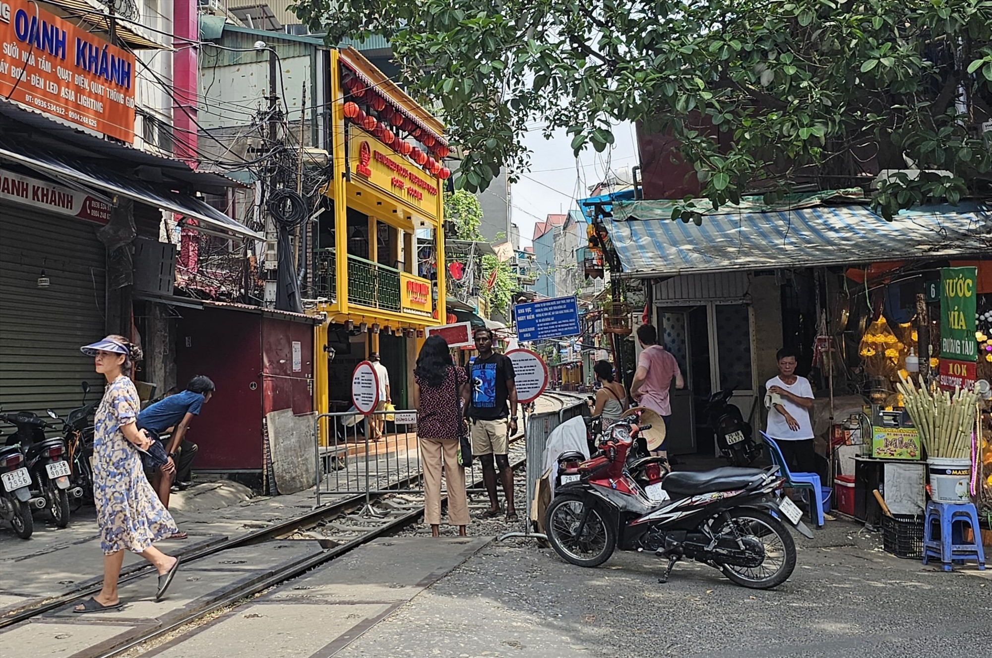 Được biết, khu vực tuyến phố cà phê đường tàu thuộc quản lý của 2 phường Hàng Bông và Cửa Đông của quận Hoàn Kiếm.