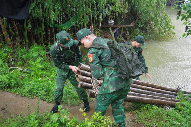 Tháo dỡ bè mảng trái phép trên sông biên giới tại khu vực Mốc 842 thuộc Đồn Biên phòng Cửa khẩu Lý Vạn quản lý. Ảnh: TTXVN