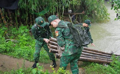 Tháo dỡ bè mảng trái phép trên sông biên giới tại khu vực Mốc 842 thuộc Đồn Biên phòng Cửa khẩu Lý Vạn quản lý. Ảnh: TTXVN