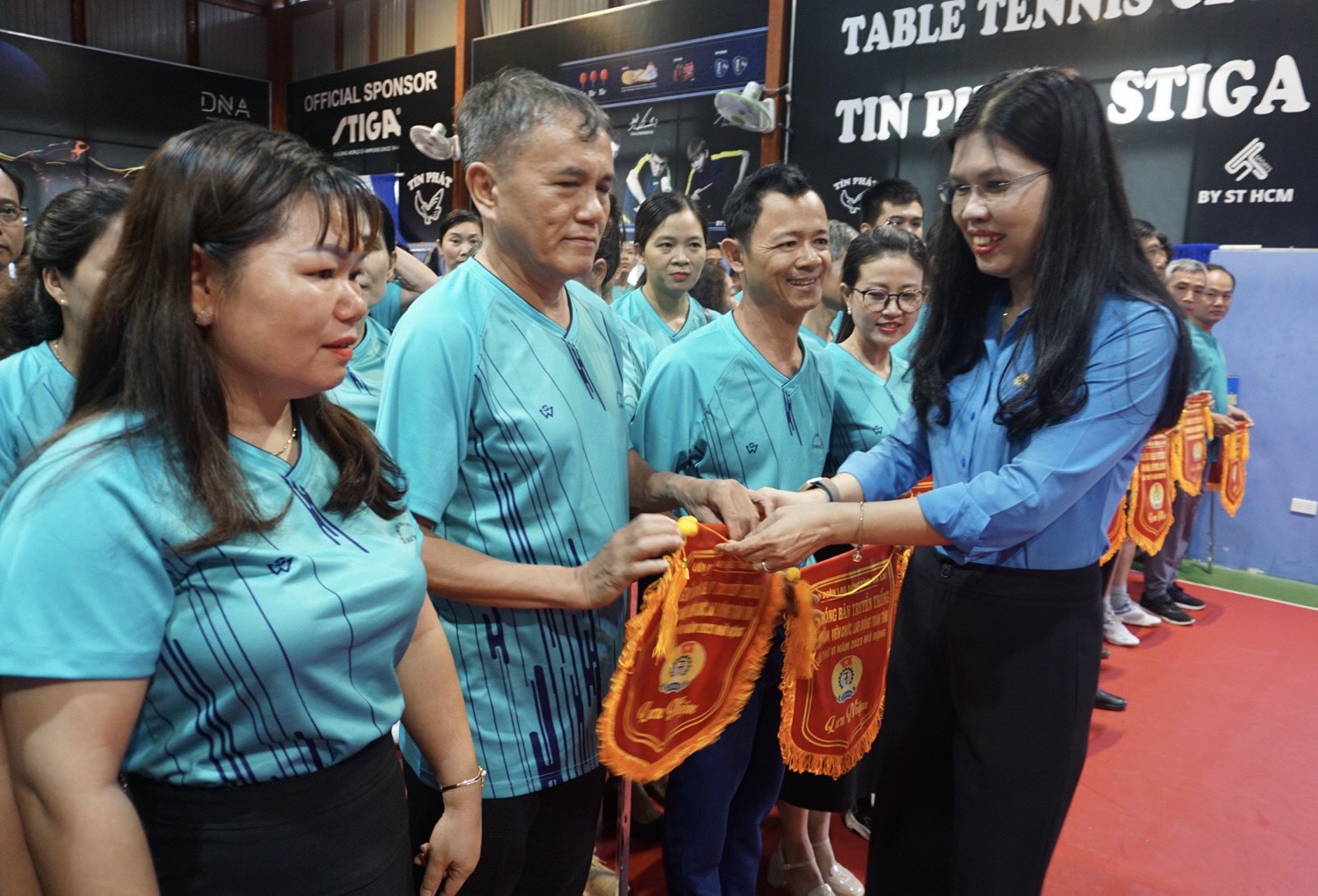 Chủ tịch LĐLĐ tỉnh Gia Lai tặng cờ lưu niệm cho các đội thi đấu. Ảnh: Thanh Tuấn 