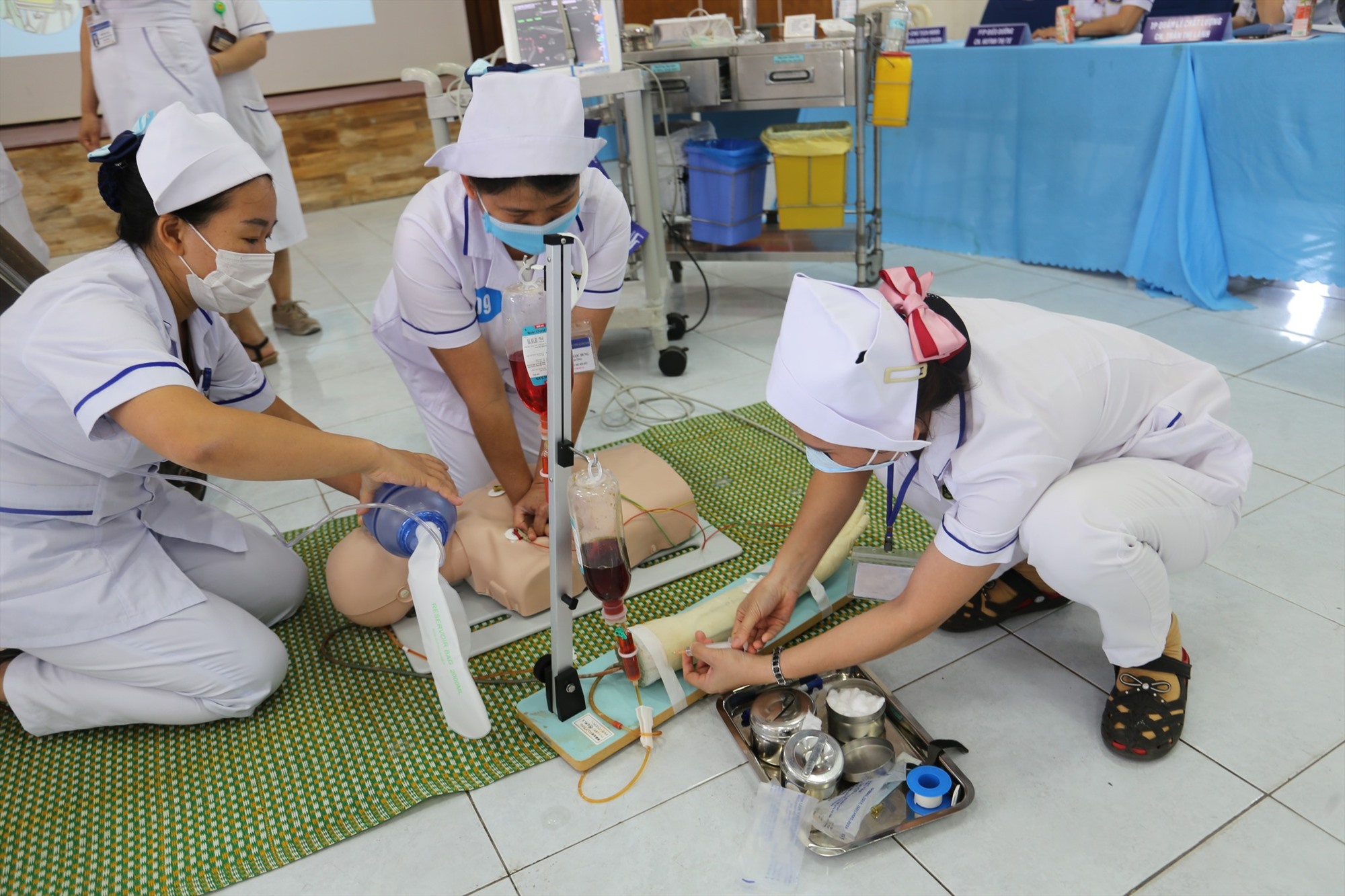 Năm 2022, Quảng Nam bổ sung hơn 400 viên chức y tế thông qua xét tuyển, để đội ngũ này có cơ hội được đi đào tạo, bổ nhiệm, nâng bậc lương, yên tâm công tác. Ảnh Hoàng Bin