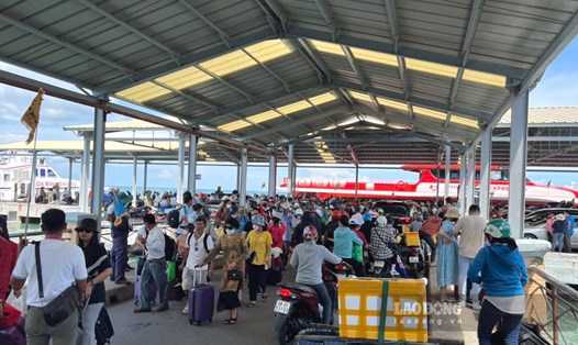 Hành khách chờ lên tàu ở cảng Bãi Vòng (Phú Quốc). Ảnh: Nguyên Anh