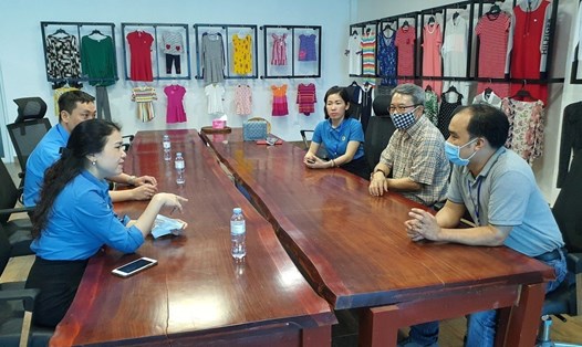 Cán bộ chuyên trách LĐLĐ thị xã Thái Hoà làm việc và vận động thành lập công đoàn cơ sở tại doanh nghiệp FDI trên địa bàn. Ảnh: TL