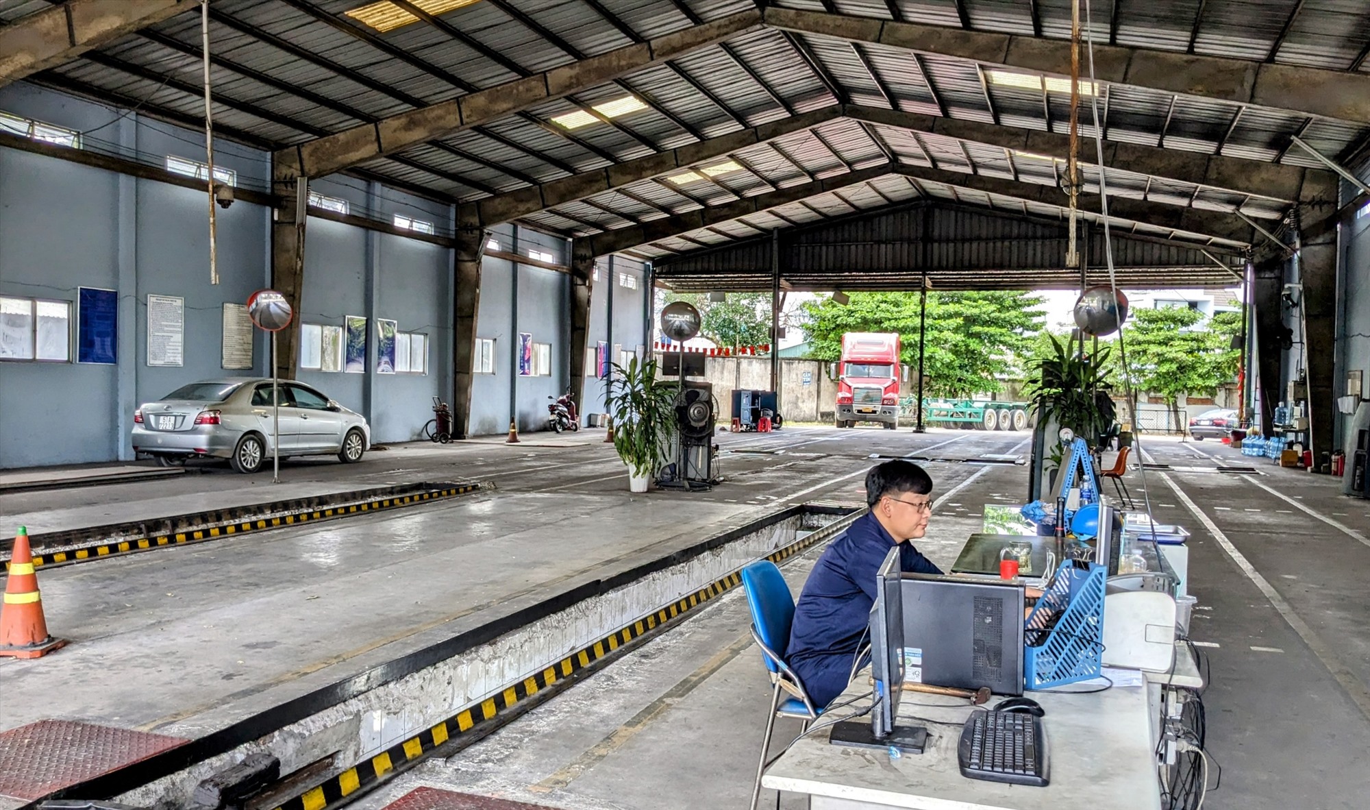 Ông Bùi Văn Hữu - Quyền Giám đốc Trung tâm đăng kiểm XCG 50-03V  cho biết, kể từ 1/7 đến nay, trung tâm hoạt động dưới 60% công suất, trung bình mỗi ngày tiếp khoảng 70 lượng phương tiện/ngày.