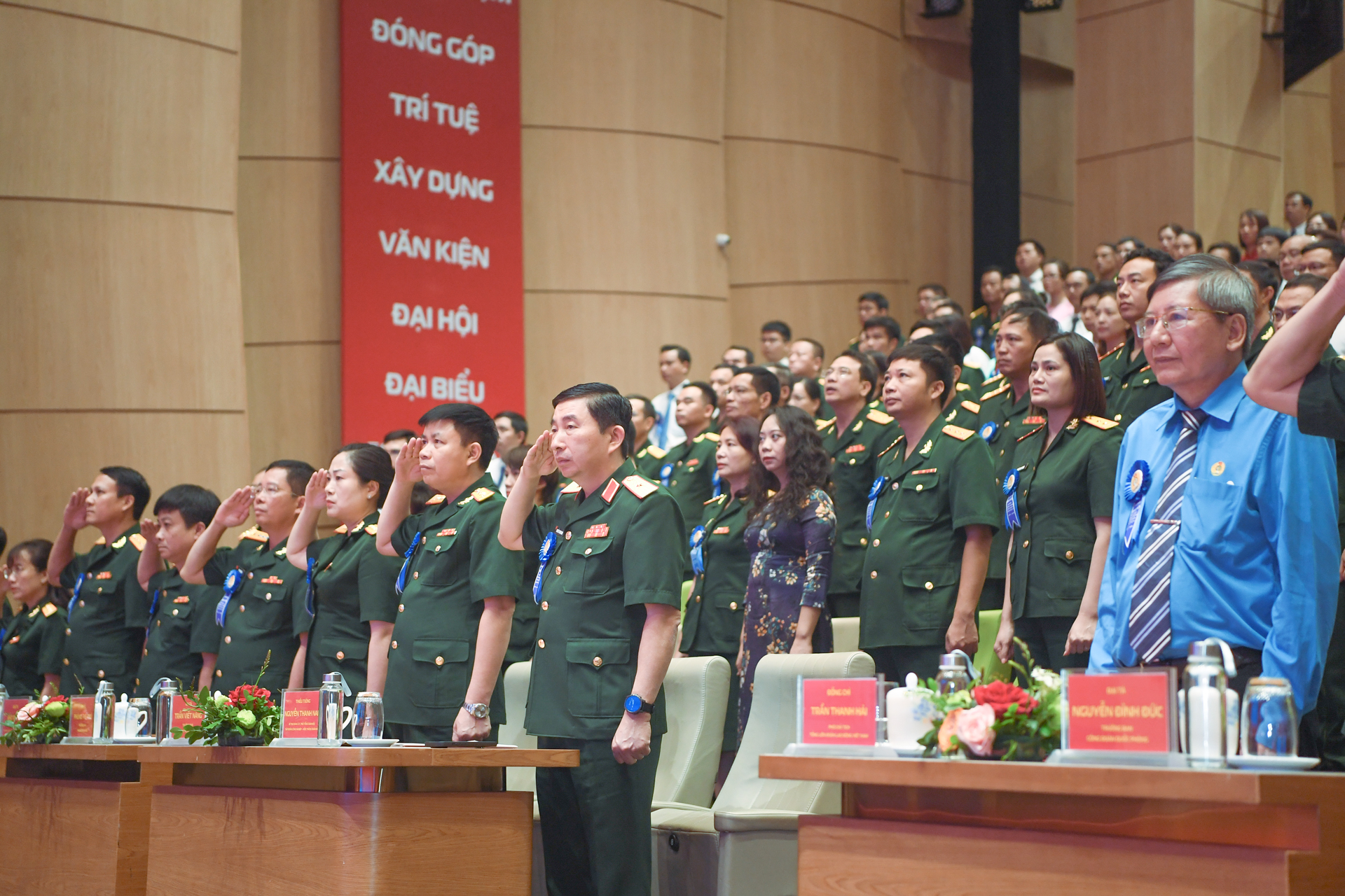 Lãnh đạo Tập đoàn, lãnh đạo Tổng Liên đoàn Lao động Việt Nam, Ban Công đoàn Quốc phòng và gần 200 đại biểu có mặt tại Phiên chính thức của Đại hội Đại hội Công đoàn Tập đoàn Viettel lần thứ VI. Ảnh: Thọ Trần