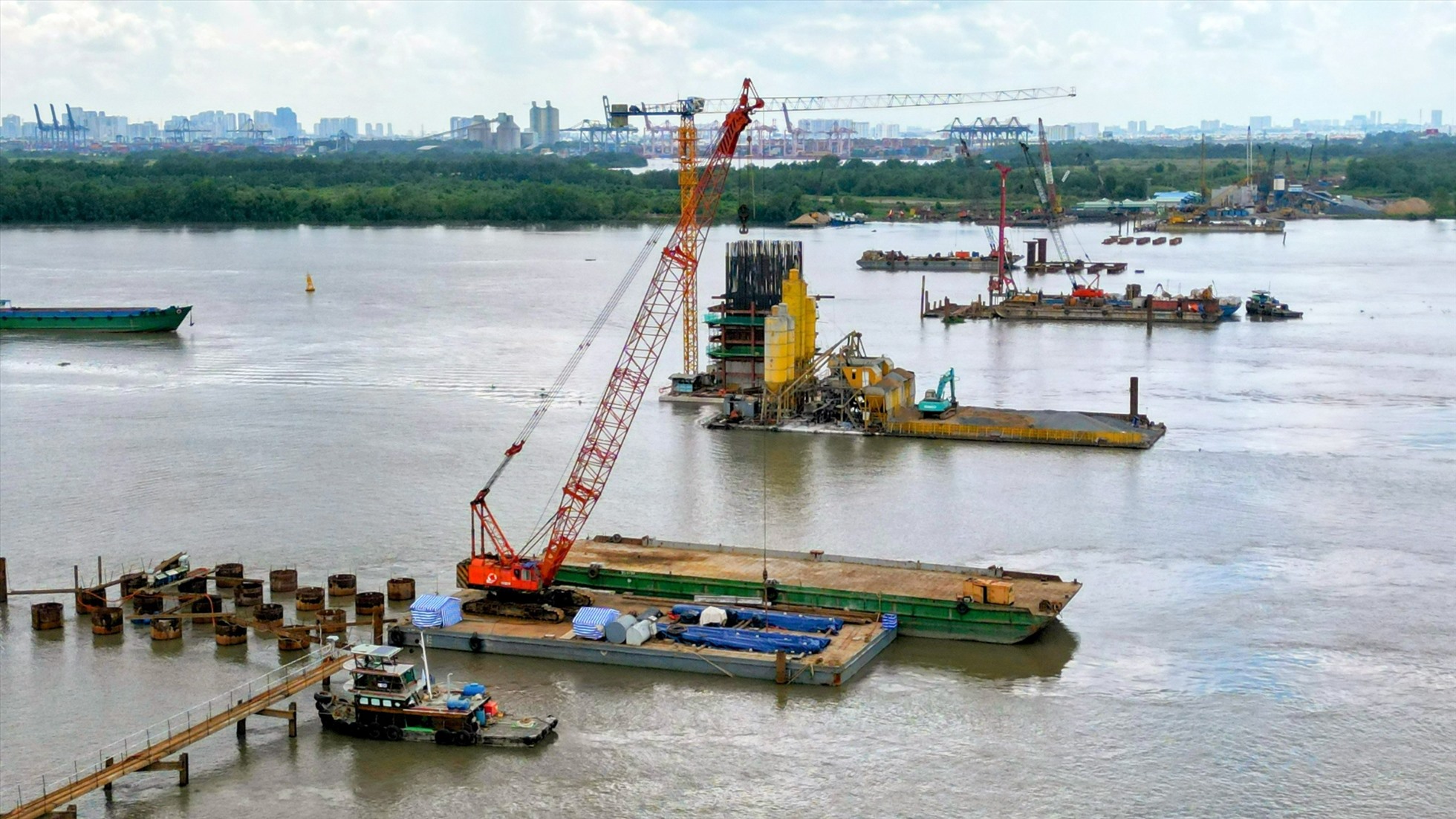 Thi công cầu Nhơn Trạch bắc qua sông Đồng Nai  thuộc dự án thành phần 1A, đoạn Tân Vạn - Nhơn Trạch thuộc vành đai 3 - TPHCM. Ảnh: Hữu Chánh