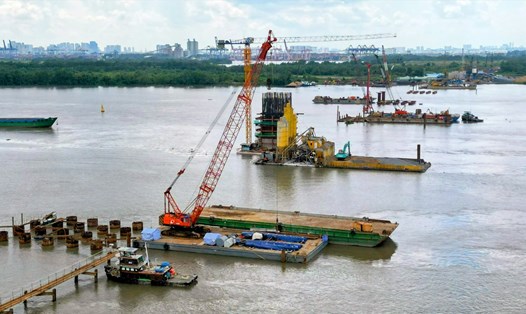 Thi công cầu Nhơn Trạch bắc qua sông Đồng Nai  thuộc dự án thành phần 1A, đoạn Tân Vạn - Nhơn Trạch thuộc vành đai 3 - TPHCM. Ảnh: Hữu Chánh