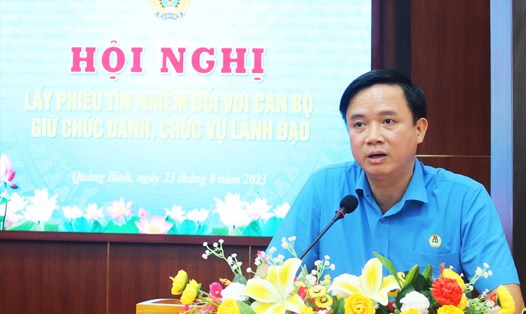 Chủ tịch LĐLĐ tỉnh Quảng Bình Phạm Tiến Nam phát biểu tại hội nghị. Ảnh: Lê Phi Long