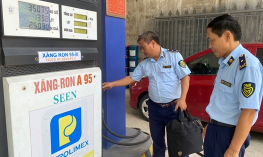 Đội QLTT số 5 tiến hành kiểm tra cửa hàng bán lẻ xăng dầu thuộc địa bàn quản lý. Ảnh minh họa: Cục QLTT tỉnh Nam Định
