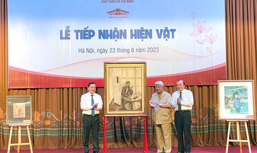 Tiếp nhận 3 hiện vật quý về Chủ tịch Hồ Chí Minh. Ảnh: Bảo tàng Hồ Chí Minh