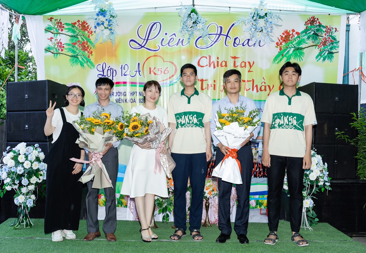 Cô Vĩnh (váy trắng) và Quang Vinh (thứ 3 từ bên trái) trong buổi tổng kết năm học. Ảnh: Nhân vật cung cấp 