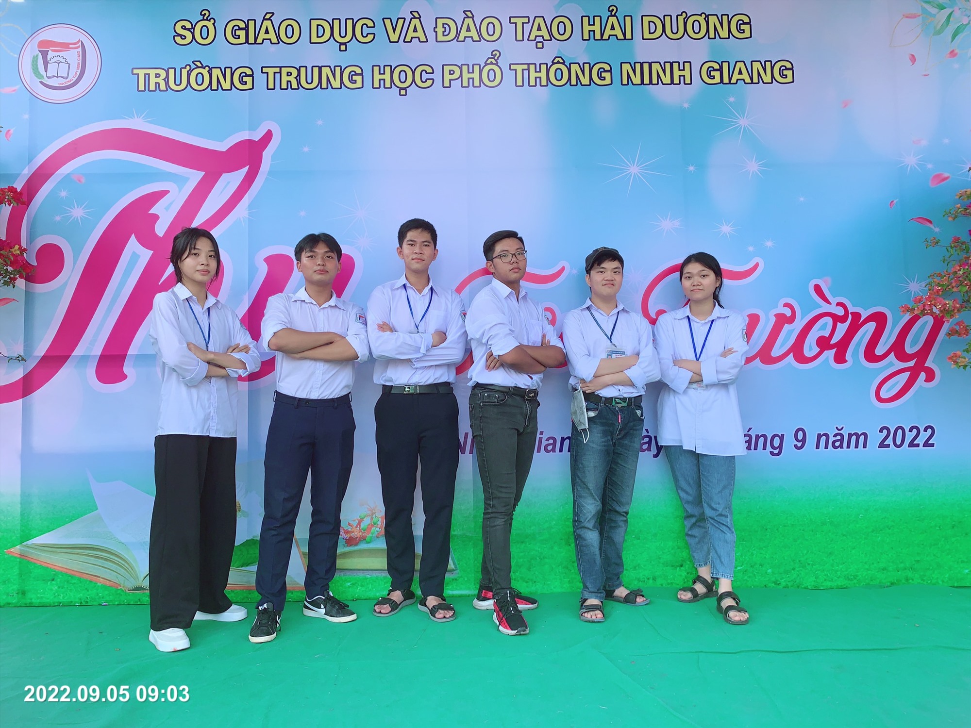 Đặng Quang Vinh (thứ 3 từ trái sang phải) chụp ảnh lưu niệm cùng bạn bè ngày tựu trường. Ảnh: Nhân vật cung cấp