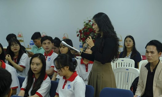 Các sinh viên tham gia chương trình giao lưu chuyện nghề người làm báo. Ảnh: HCMUC