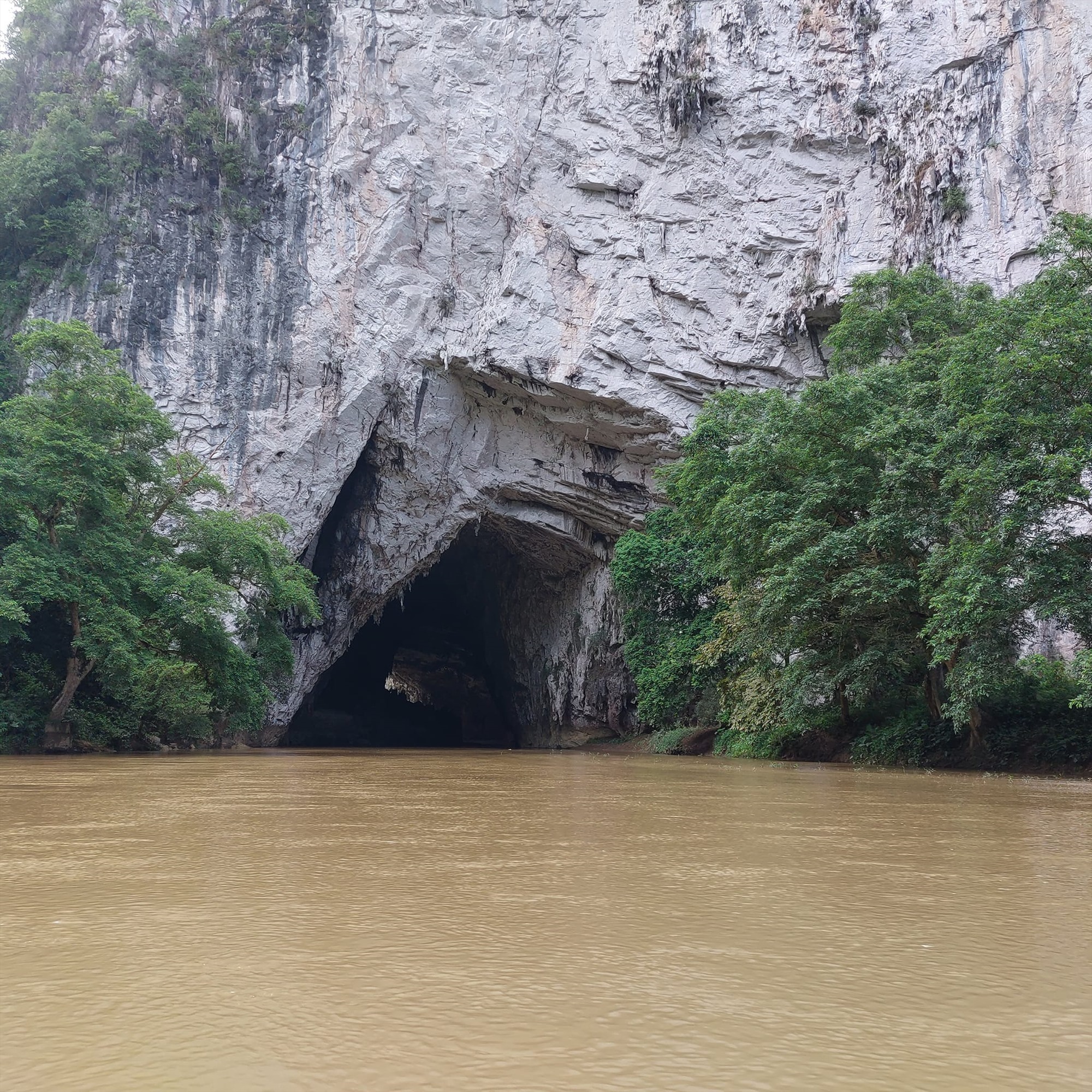 Trên hành trình khám phá hồ Ba Bể, du khách sẽ được ghé thăm một số danh thắng như Ao Tiên, đền An Mạ, đảo Bà Góa...