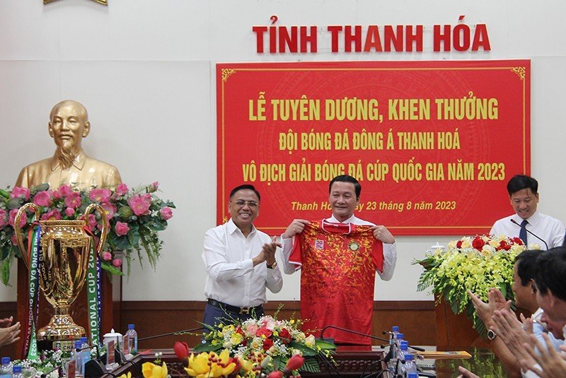 Ông Cao Tiến Đoan tặng áo đấu có chữ ký của các cầu thủ cho Chủ tịch UBND tỉnh Thanh Hóa - ông Đỗ Minh Tuấn. Ảnh: X.H