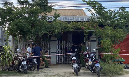 Cơ quan chức năng tỉnh Khánh Hòa phong tỏa hiện trường ngôi nhà 4 mẹ con trong gia đình tử vong để điều tra. Ảnh: Phương Linh
