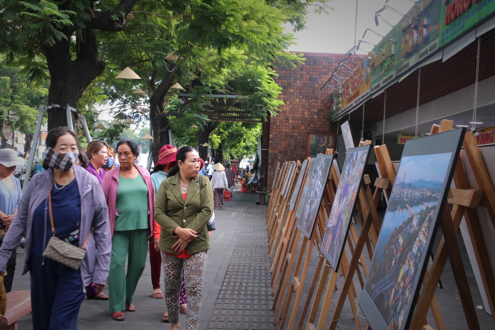 Đó là không khí sôi động của chợ Đông Ba thường ngày. Nay có thêm triễn lãm với những bức ảnh vô cùng đẹp mắt và ấn tượng, khiến du khách thích thú, hết lời khen ngợi. 