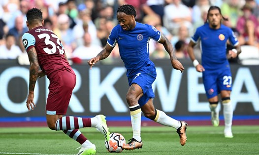 Sterling là ngôi sao sáng nhất của Chelsea trong trận đấu với West Ham. Ảnh: AFP