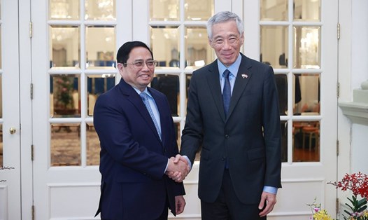 Thủ tướng Singapore Lý Hiển Long và Thủ tướng Phạm Minh Chính tại Singapore ngày 9.2.2023. Ảnh: VGP