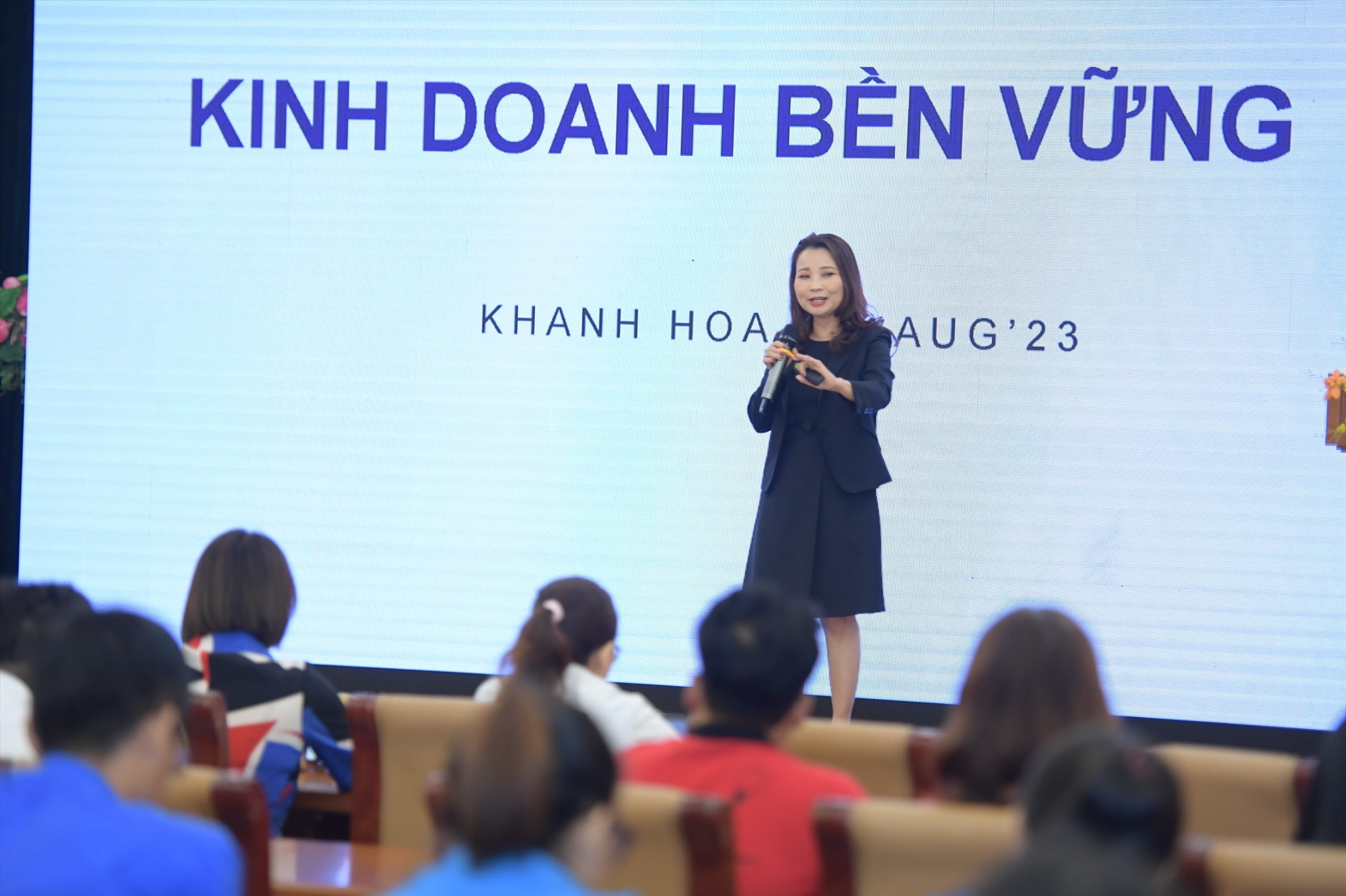 Bà Đinh Nguyễn Thị Hường, Giám đốc Truyền thông Doanh nghiệp SABECO, chia sẻ về khái niệm kinh doanh bền vững cho thanh niên khởi nghiệp tại Hội nghị tập huấn. Nguồn: SABECO