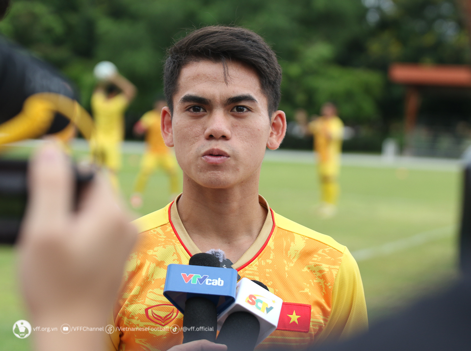 Trả lời phỏng vấn trước buổi tập, tiền vệ Khuất Văn Khang cho biết tinh thần toàn đội đang rất hứng khởi, sẵn sàng cho trận bán kết gặp U23 Malaysia.