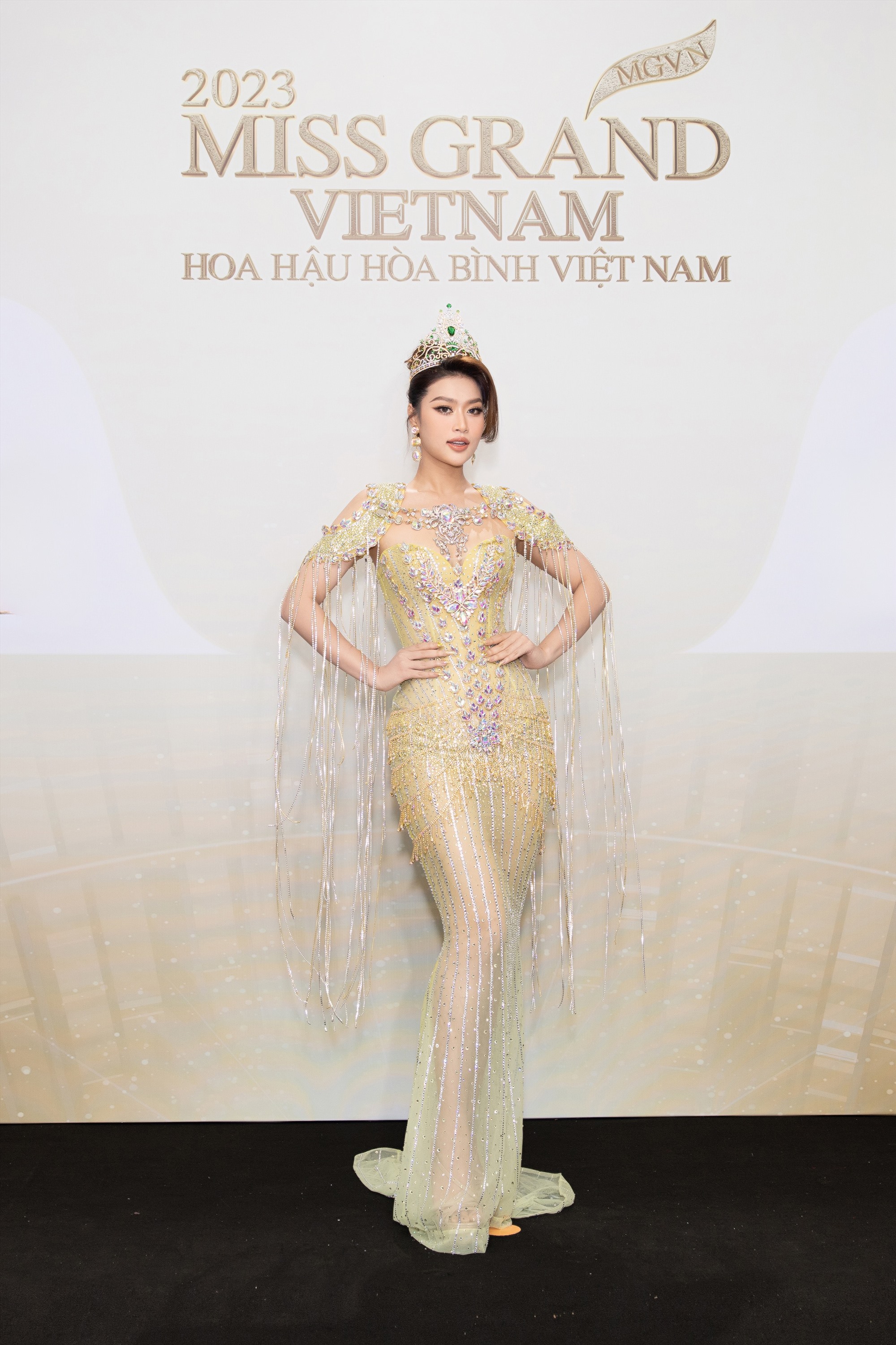 Hoa hậu Thiên Ân gây chú ý trong thiết kế váy dạ hội ôm body xuyên thấu. Nàng Hậu nhận được nhiều lời khen nhờ gu thời trang ấn tượng hơn những lần xuất hiện trước đó.  